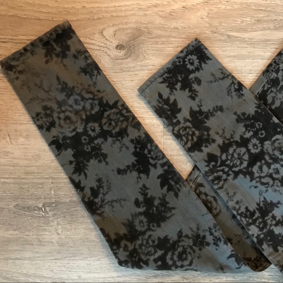 NWT black on gray velour floral detail skinnies. - Picture 3 of 7
